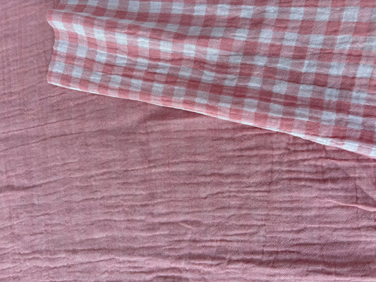 Hydrofiele doek - Licht roze geblokt, met effen achterkant.