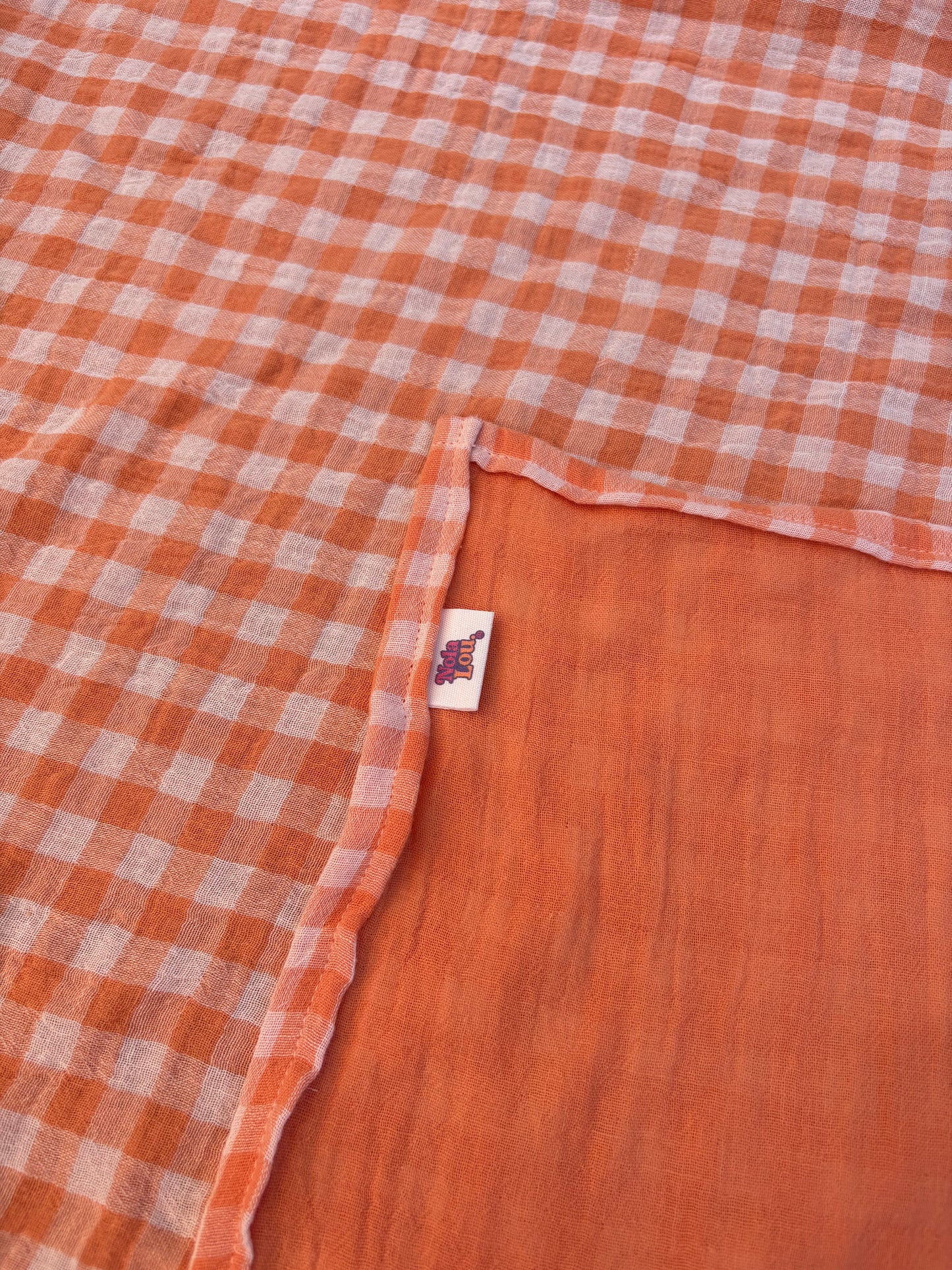 Swaddle XL - Oranje geblokt, met effen oranje achterkant.