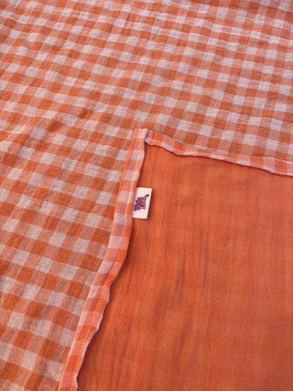 Swaddle XL - Oranje geblokt, met effen oranje achterkant.