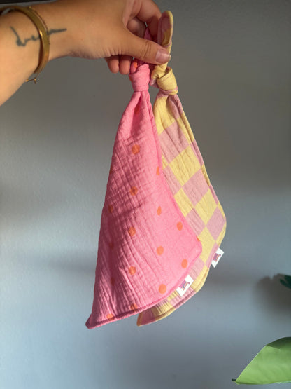 Speendoekje hydrofiel - Roze met oranje dots.