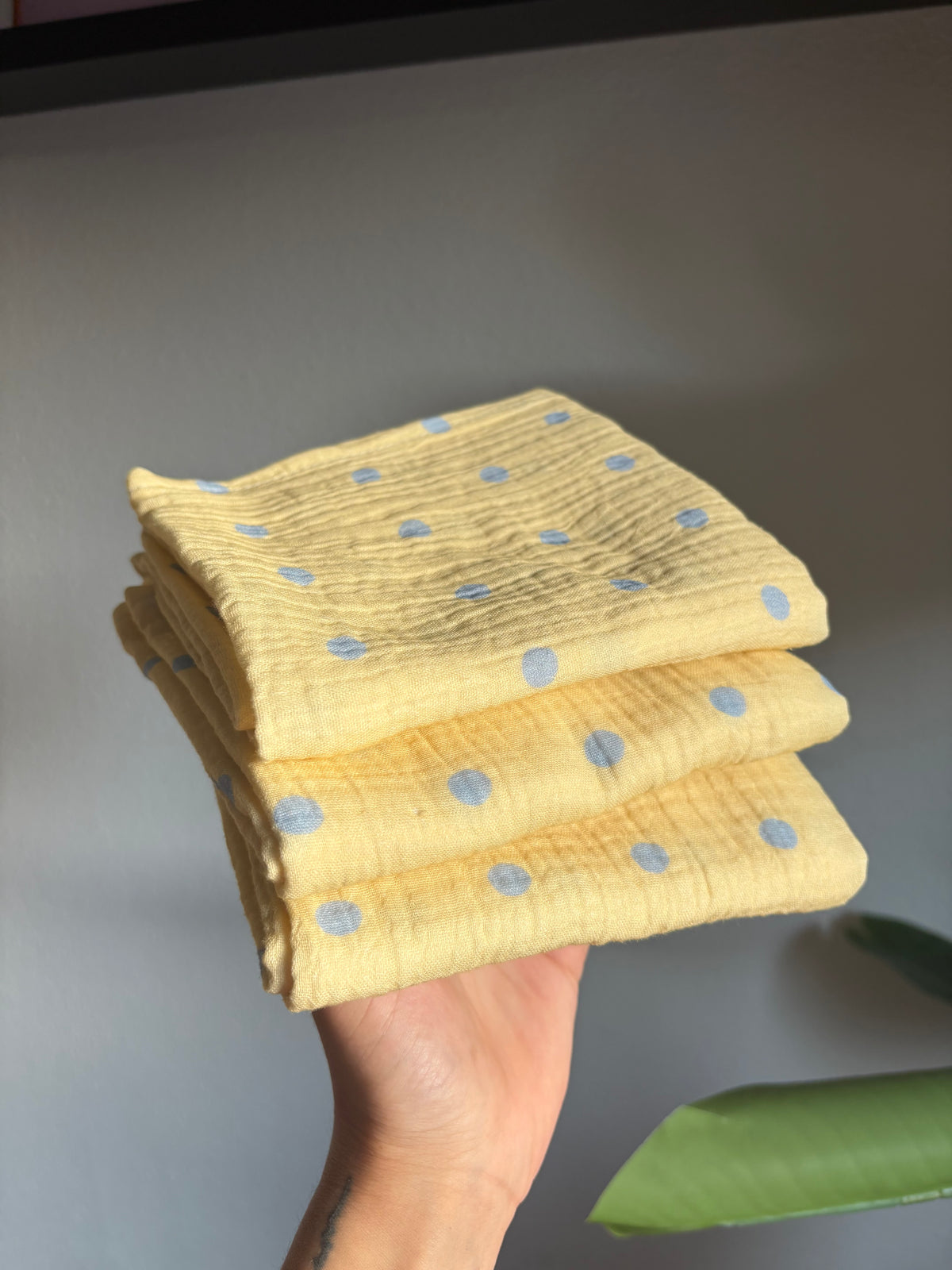 Hydrofiele doek - Geel met blauwe dots.