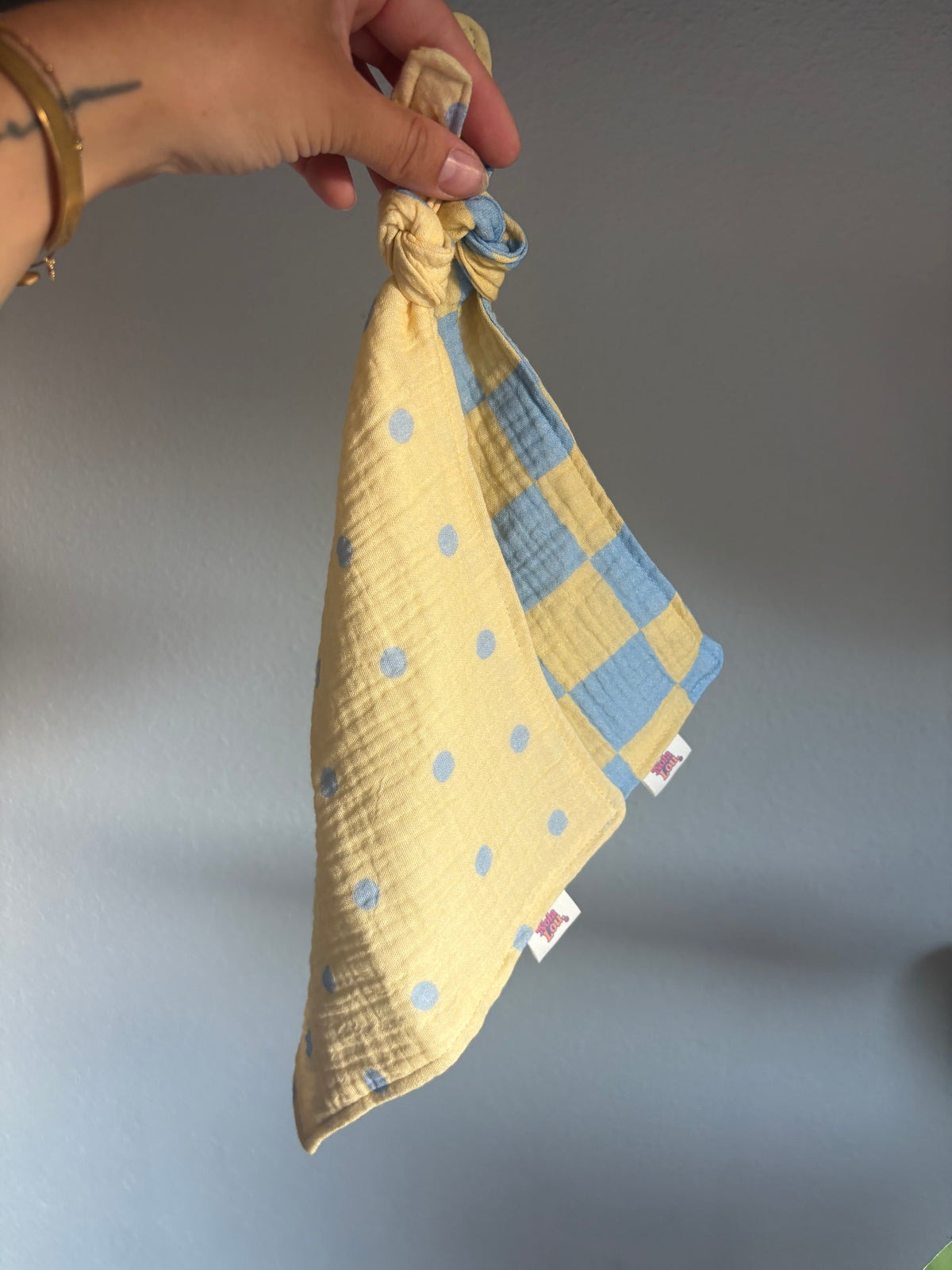 Speendoekje hydrofiel - Geel met blauwe dots.