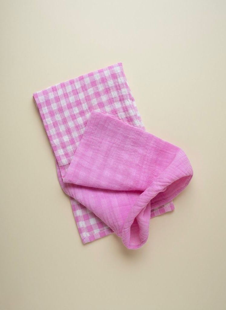 Hydrofiele doek roze geblokt.